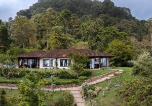 ein Haus inmitten eines Gartens in der Unterkunft Eucaliptus Spa Resort in Dapa