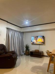 TV a/nebo společenská místnost v ubytování The Bachelor's Suite at Mactan Airport + 10 fotografií
