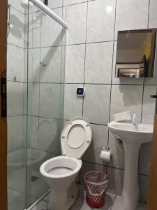 La salle de bains est pourvue de toilettes et d'un lavabo. dans l'établissement Chácara Rei Davi - Várzea, à Várzea Paulista