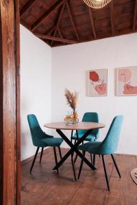 Lodero的住宿－La Carmona House，一间带桌子和四把椅子的用餐室