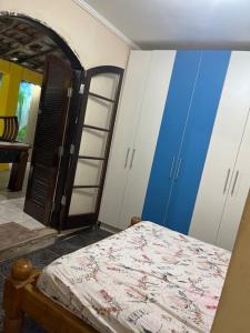een slaapkamer met een bed en een kamer met een ladder bij Chácara Rei Davi - Várzea in Várzea Paulista