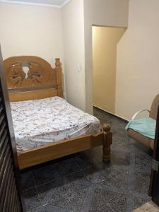 een kleine slaapkamer met een bed in een kamer bij Chácara Rei Davi - Várzea in Várzea Paulista