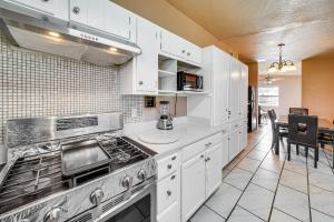 uma cozinha com armários brancos e um fogão com forno em San Antonio Home Near AFB and Hospitals WFH Welcome em San Antonio
