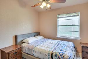 um quarto com uma cama e um ventilador de teto em San Antonio Home Near AFB and Hospitals WFH Welcome em San Antonio