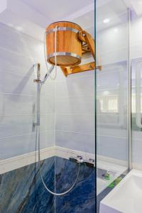 baño con ducha y puerta de cristal en Luxury Apartment with Pool and Hammam en Kiev