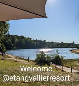 BrossacにあるEtang Vallier Resort Brossacのテントから湖の景色を望めます。