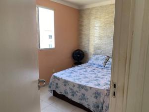 sypialnia z łóżkiem i oknem w obiekcie Apartamento completo ( Mobiliado ) w mieście Jaboatao dos Guararapes