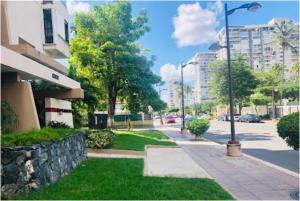 une rue de la ville avec un feu de rue à côté d'un bâtiment dans l'établissement Isla Verde Beach Modern apartment, à San Juan