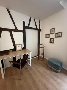 een kamer met een bureau, een stoel en een tafel bij Au colombage de Chalon, centre ville quartier historique in Chalon-sur-Saône