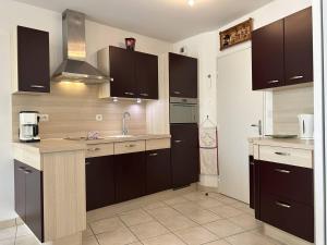 Η κουζίνα ή μικρή κουζίνα στο 652 - Appartement avec terrasse à Erquy Centre, dans une résidence récente à 100m de la plage +10 φωτογραφίες