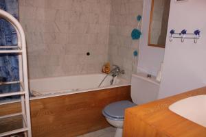 uma casa de banho com um WC, uma banheira e um lavatório. em 655 - Appartement à Erquy, en centre bourg à 300m de la plage du centre em Erquy