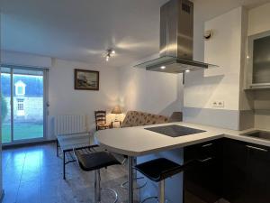 eine Küche mit Tisch und Stühlen in einem Zimmer in der Unterkunft 656 - Charmant studio à Erquy, situé à environ 100m du centre 300m de la plage in Erquy