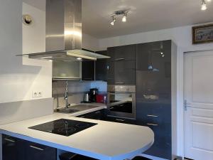 eine Küche mit weißer Arbeitsplatte und Herd in der Unterkunft 656 - Charmant studio à Erquy, situé à environ 100m du centre 300m de la plage in Erquy + 1 Foto