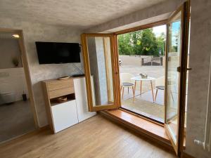 Habitación con puerta corredera de cristal que da a un patio. en Harzträume No1 Französische Kommandantur, en Wernigerode