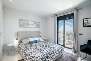Een bed of bedden in een kamer bij 2 bedrooms apartement with shared pool and wifi at Malaga 2 km away from the beach