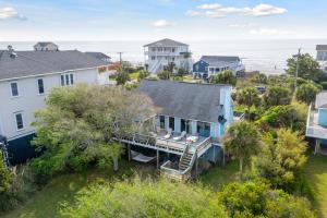 une vue aérienne sur une maison avec une terrasse dans l'établissement Flip Flop Paradise, à Folly Beach