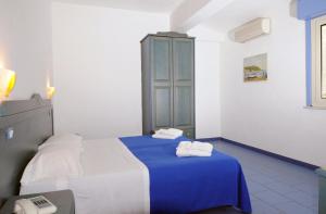Ein Bett oder Betten in einem Zimmer der Unterkunft Oasi Azzurra -bilocale standard-102