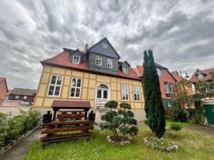 una gran casa amarilla con techo negro en Harzträume No1 Französische Kommandantur, en Wernigerode