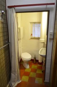 a bathroom with a toilet and a sink at Casa Adriana in Oria