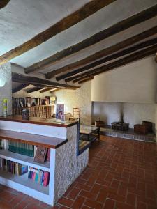 un soggiorno con pavimento in mattoni e camino di Molí dels Aubins a Cornudella de Montsant