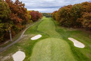 una vista aérea de un campo de golf con árboles en Carnegie House, en State College