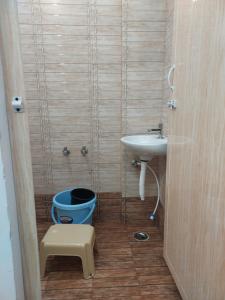 a small bathroom with a sink and a toilet at Hill house in Tiruvannāmalai