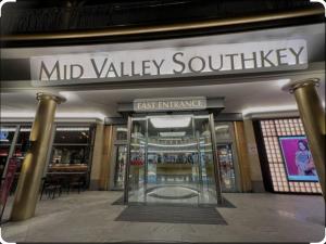una entrada a un centro comercial con una tienda de southridge del valle en MidValley Southkey Mosaic 9pax 2B2B Netflix-SmartTV70inch, en Johor Bahru