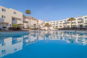 The swimming pool at or close to Apartamentos Galeon Playa