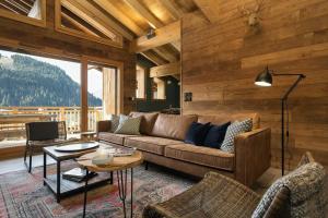 un soggiorno con divano e tavolo di Mont royal - Apt B304 - BO Immobilier a Châtel