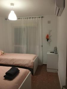- une petite chambre avec 2 lits et une fenêtre dans l'établissement Stylish Apartment With Terrace Arroyo De La Miel, à Benalmádena