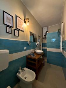 uma casa de banho com um lavatório e um WC em Sa Domo De M.Franzisca em Siniscola