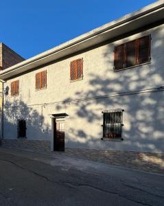 um edifício branco com janelas e uma porta em Sa Domo De M.Franzisca em Siniscola
