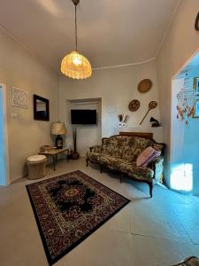 uma sala de estar com uma cama e um tapete em Sa Domo De M.Franzisca em Siniscola