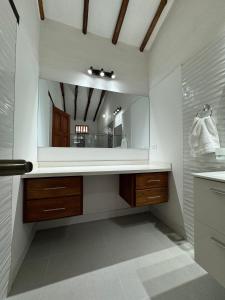 un bagno con un grande specchio sul muro di Hotel Palais Barichara a Barichara