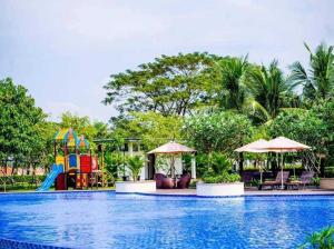 a pool at the resort with a playground and slides at Villa de Lumiere - đô thị thượng lưu Swanbay, Đại Phước 330m2 với 6 phòng ngủ tiện nghi in Nhơn Trạch