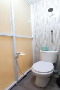 Et badeværelse på OYO 93526 Cut Nyadin Syariah