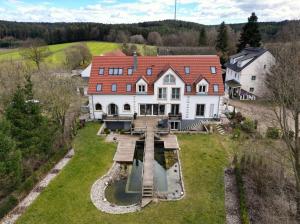 een luchtzicht op een groot huis met een vijver bij Berg-Hof in Pfaffenhofen an der Ilm