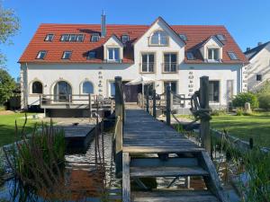 une maison avec un quai devant une maison dans l'établissement Berg-Hof, à Pfaffenhofen an der Ilm