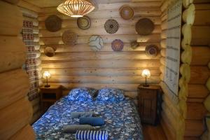 1 dormitorio con 1 cama en una cabaña de madera en CHARMES en CHALET, en Charmes-lès-Langres