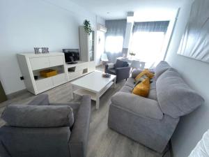ein Wohnzimmer mit Sofa und Tisch in der Unterkunft Apartamento Soltova in Casar de Cáceres