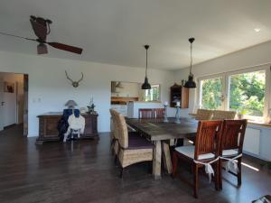 una sala da pranzo con tavolo e sedie in legno di Ferienwohnung Auszeit a Hannoversch Münden