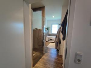 ハノーファーシュ・ミュンデンにあるFerienwohnung Auszeitのウォークインシャワーと鏡付きのバスルーム