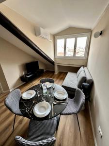 a dining room with a table and chairs in a room at Casa Valprato in Turin +11 photos