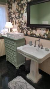 ein Bad mit einem Waschbecken und einem Spiegel in der Unterkunft B&b La casa di Cesy in Castrezatto