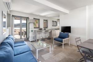 Uma TV ou centro de entretenimento em Ammoa Beach Residences