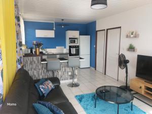 sala de estar con sofá y cocina en Turquoise, en Cayenne