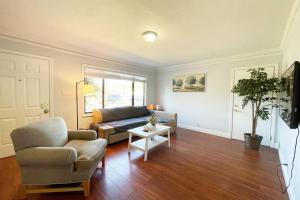 ein Wohnzimmer mit einem Sofa und einem Tisch in der Unterkunft 570 BayFair 5Br Coze home with Greatviews 