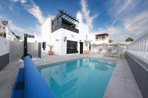 The swimming pool at or close to Casa San Valentin con piscina privada