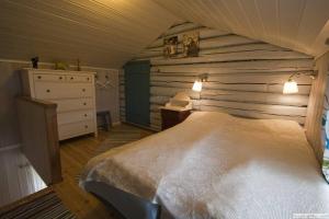1 dormitorio con 1 cama y vestidor en una habitación en Edvinstua Solbakken Feriehus, en Fevåg