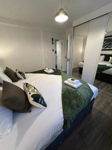 una camera da letto con un grande letto bianco con cuscini di Spacious 3 bedroom apartment close to marina, 2 parking spaces, kingsize or single beds a Southampton